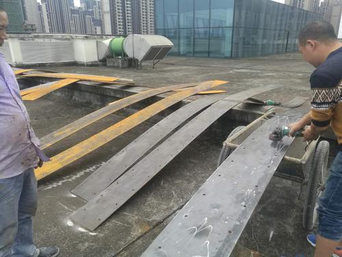建筑施工中的<a href=http://www.ftjzfzx.com target=_blank class=infotextkey>粘鋼加固</a>的作用