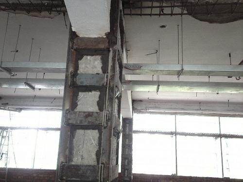 <a href=http://www.ftjzfzx.com target=_blank class=infotextkey>粘鋼加固</a>的施工現(xiàn)場狀況